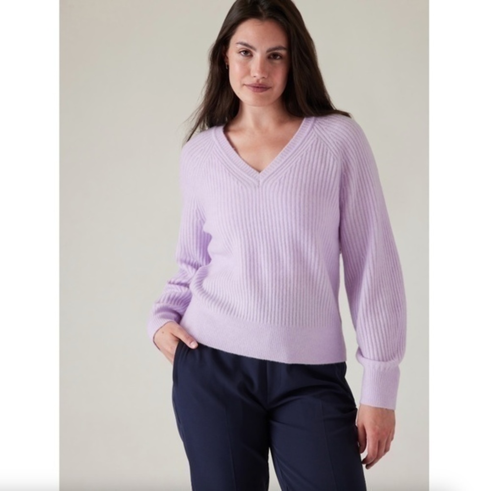 Athleta Layover V-Neck Sweater Light Purple Merino Extra Fine Wool Size Medium